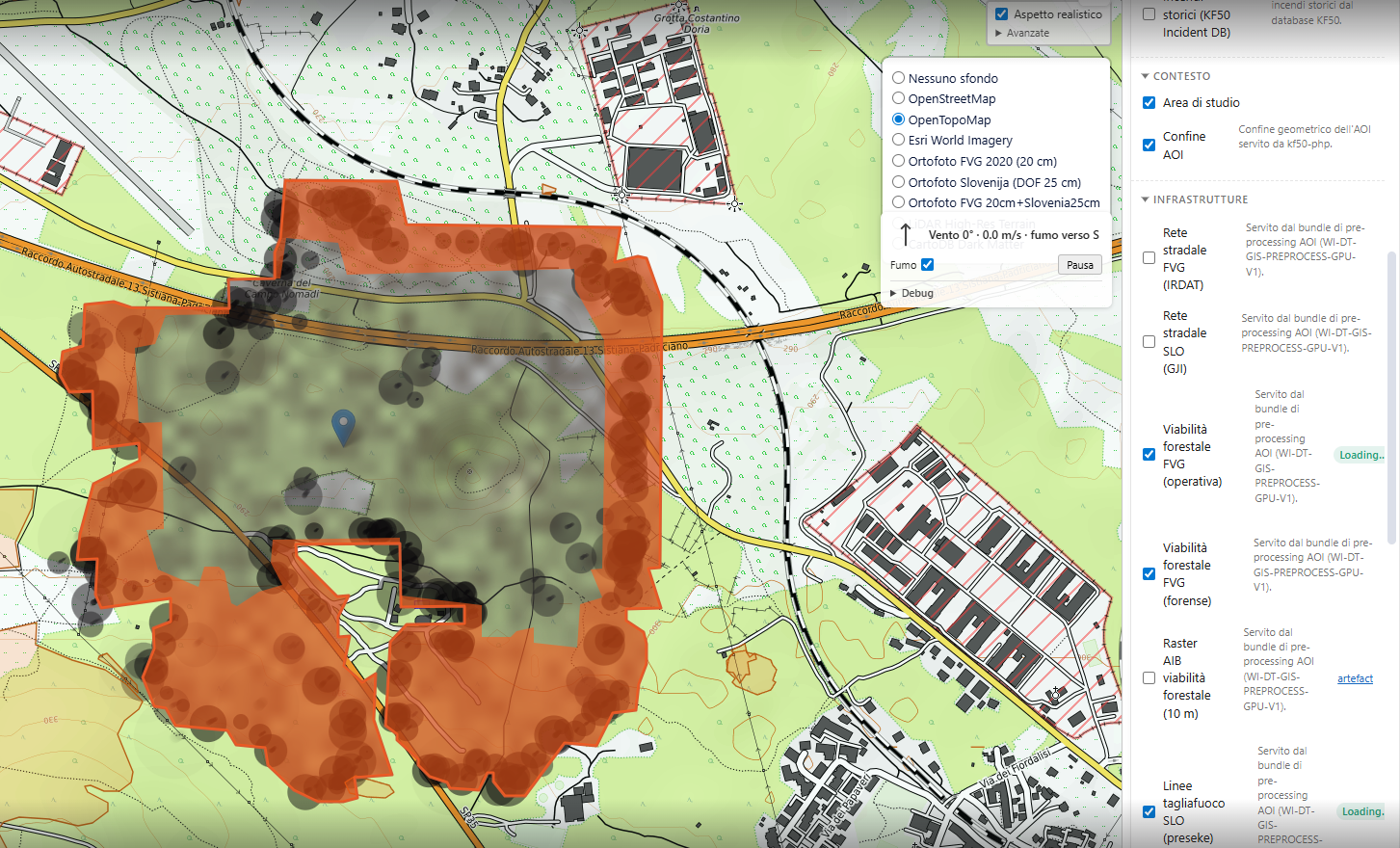 Simulazione di incendio PyroWISE che mostra un perimetro di fuoco e fumo propagarsi sul Carso vicino a Duino, con il pannello dei livelli GIS